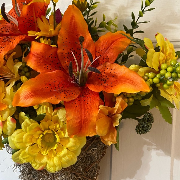 Asiatic Lily Vine Basket - Picture 4 of 5